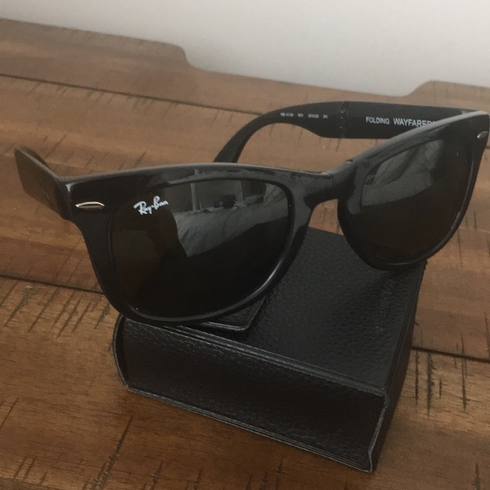 Folding Ray Ban Wayfarer sunglasses